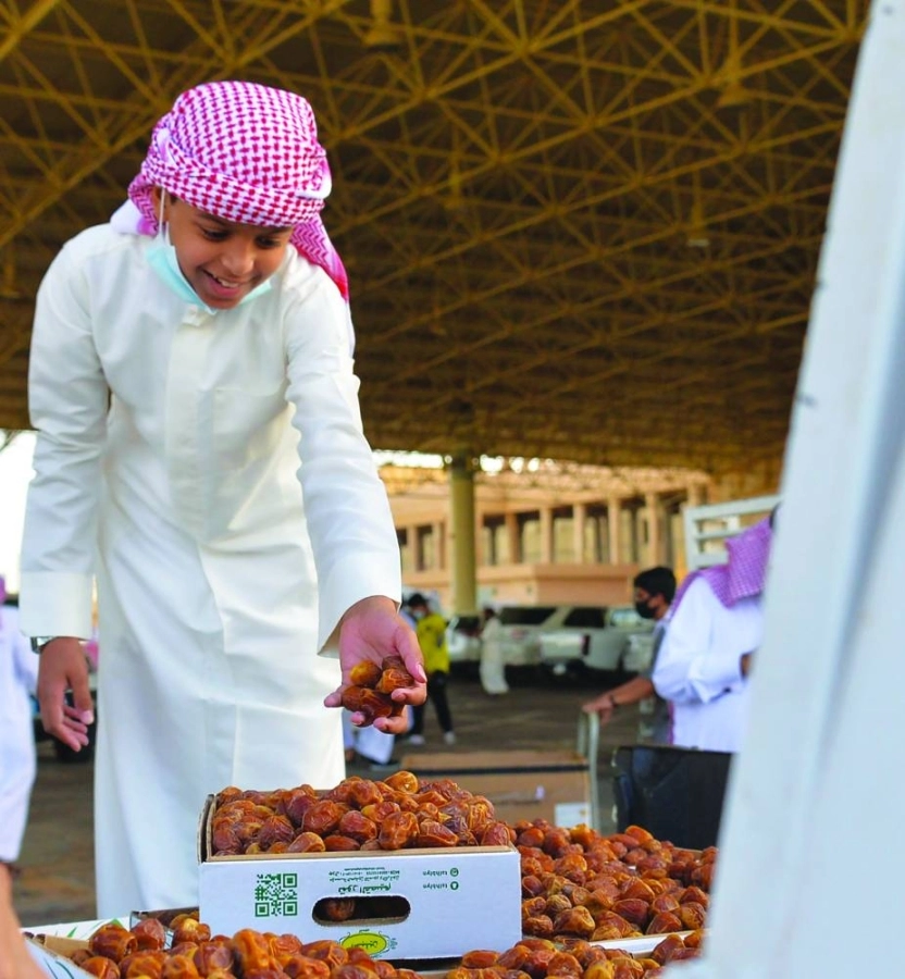 1220 مركبة تعرض نحو 355 ألف عبوة تمور في مهرجان بريدة (مكة)
