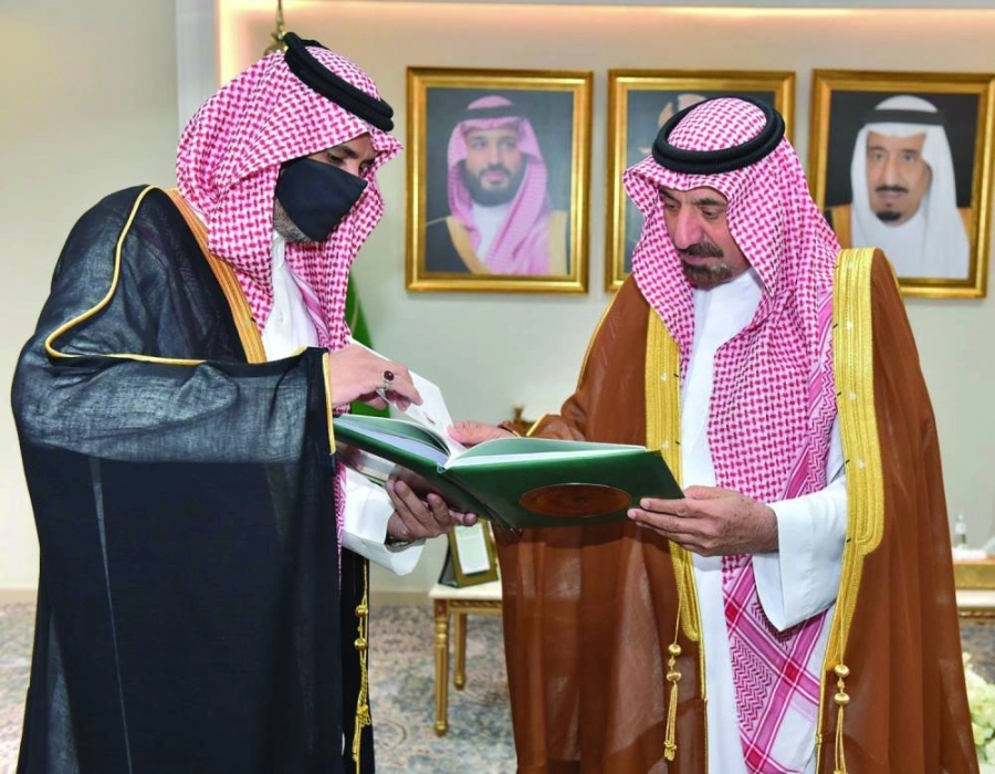 






جلوي بن عبدالعزيز يستعرض التقرير مع مهند اليامي (مكة)