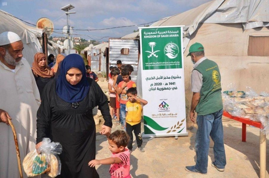 اسرة لبنانية حصلت على حاجتها من الخبز (واس)