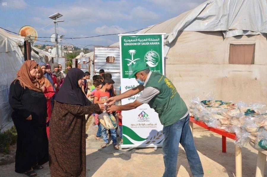 فريق المركز يوزع الخبز على العائلات (واس)