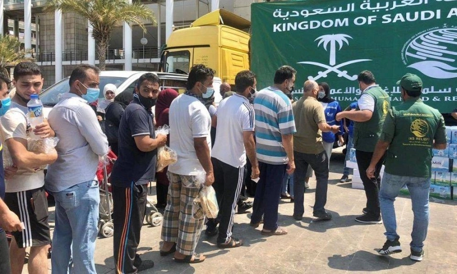 عملية توزيع الخبز والسلال على اللبنانيين (واس)