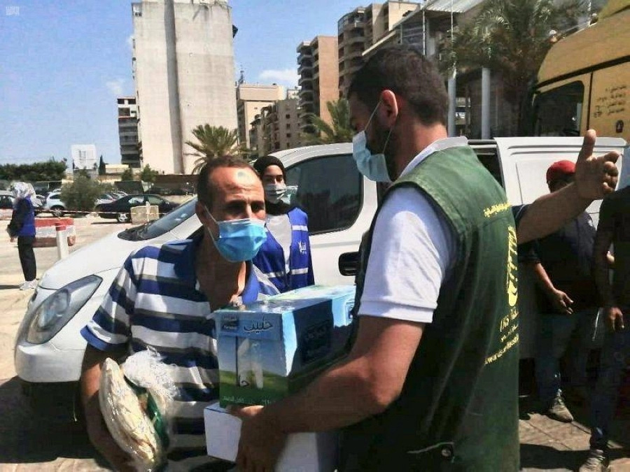 فريق المركز يوزع السلال للمستفيدين ببيروت (واس)