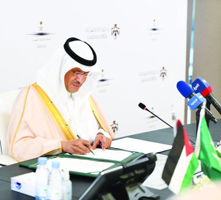 وزير الطاقة أثناء توقيع المذكرة (الطاقة) 