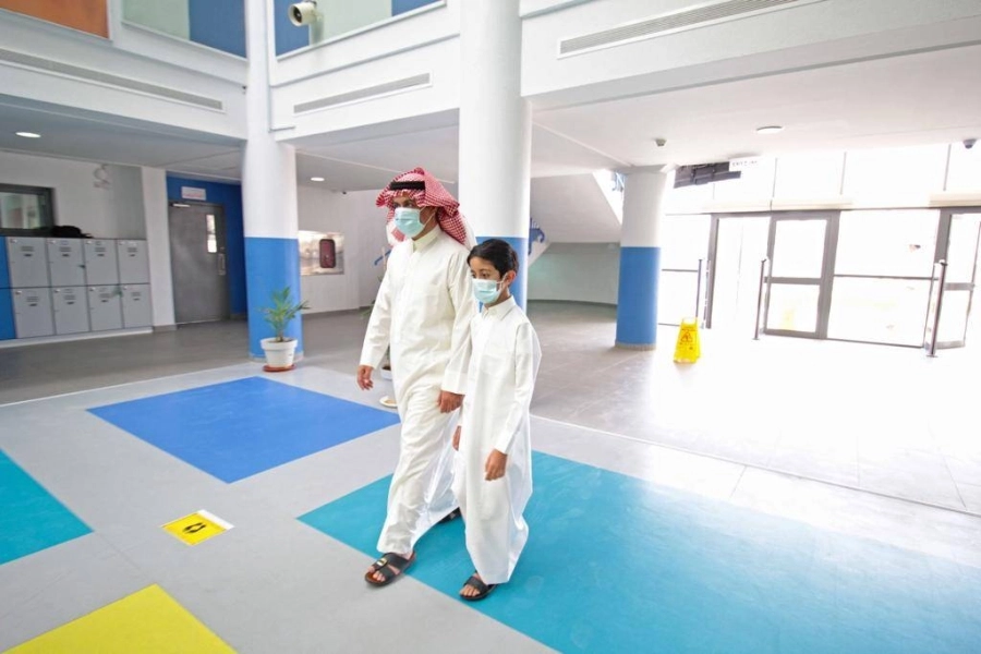 



أولياء أمور مع أبنائهم لتسلم كتبهم الدراسية في أول يوم من عودة الهيئة الإدارية                                                                          (مكة)