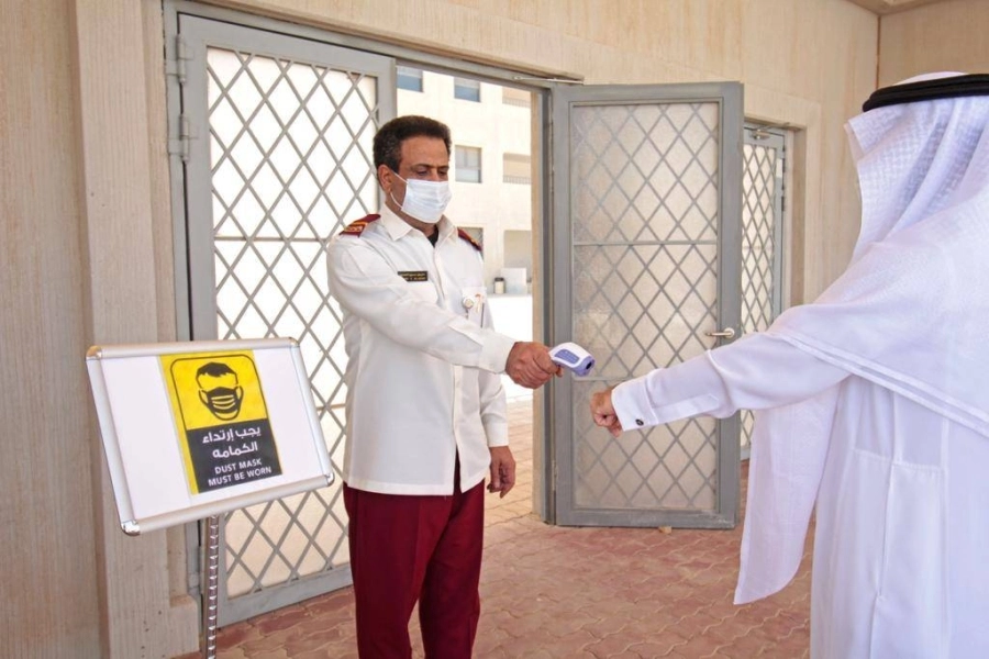 أولياء أمور مع أبنائهم لتسلم كتبهم الدراسية في أول يوم من عودة الهيئة الإدارية