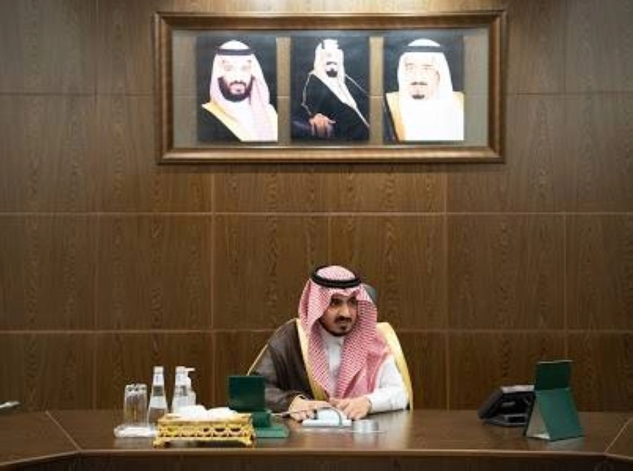 بدر بن سلطان يجتمع بمدراء التعليم ومدير فرع هيئة الإتصالات وتقنية المعلومات