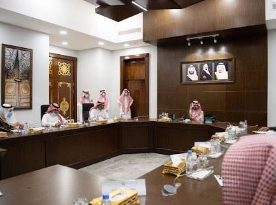 بدر بن سلطان يجتمع بمدراء التعليم ومدير فرع هيئة الإتصالات وتقنية المعلومات