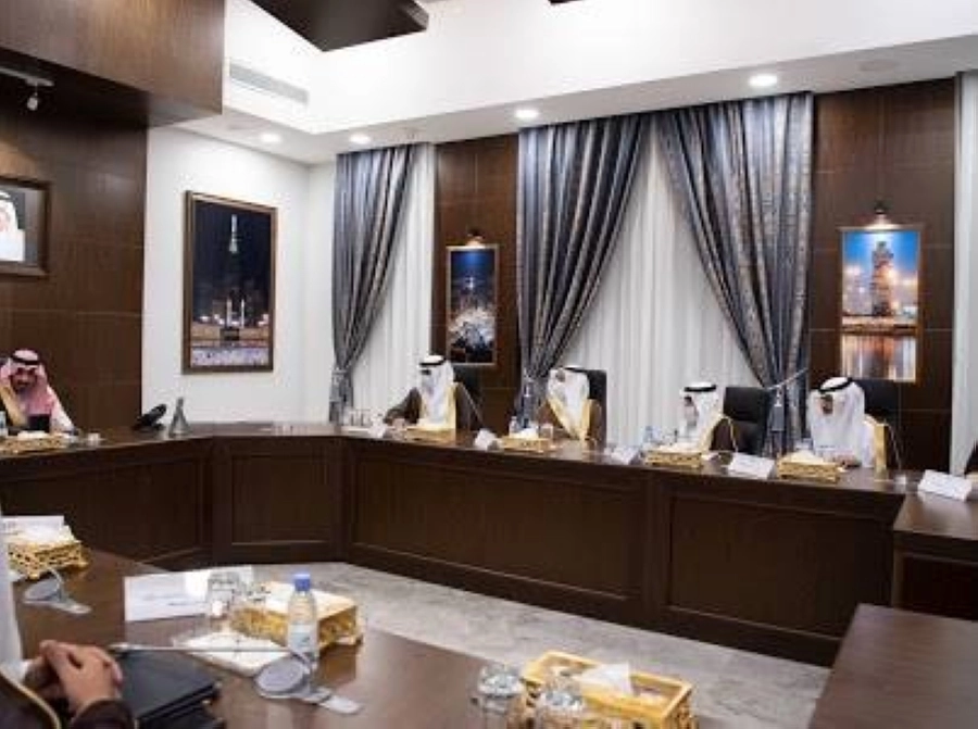 بدر بن سلطان يجتمع بمدراء التعليم ومدير فرع هيئة الإتصالات وتقنية المعلومات