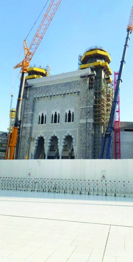 باب الملك عبدالعزيز بعد تكسيته بالرخام (مكة)