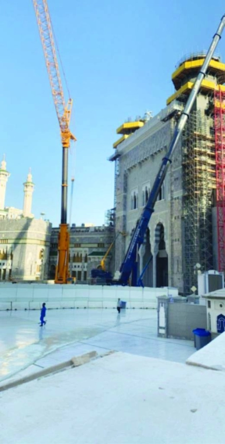 باب الملك عبدالعزيز بعد تكسيته بالرخام (مكة)