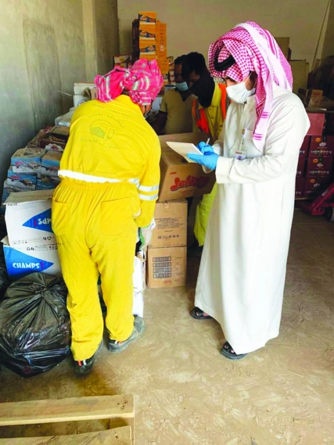 مواد غذائية داخل أحد المستودعين                                                                                                                                                                    (مكة)