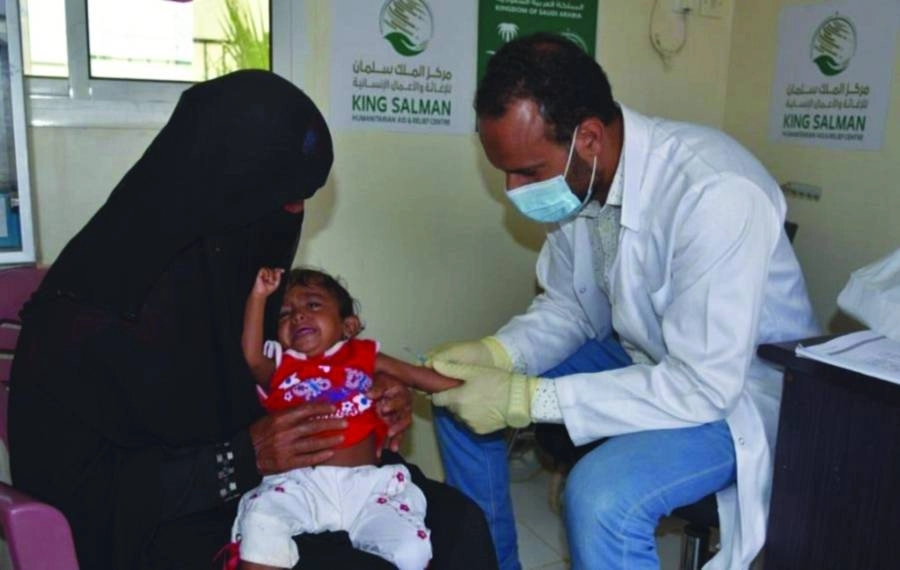 طبيب بالعيادات المتنقلة يعالج طفلة يمنية (واس)
