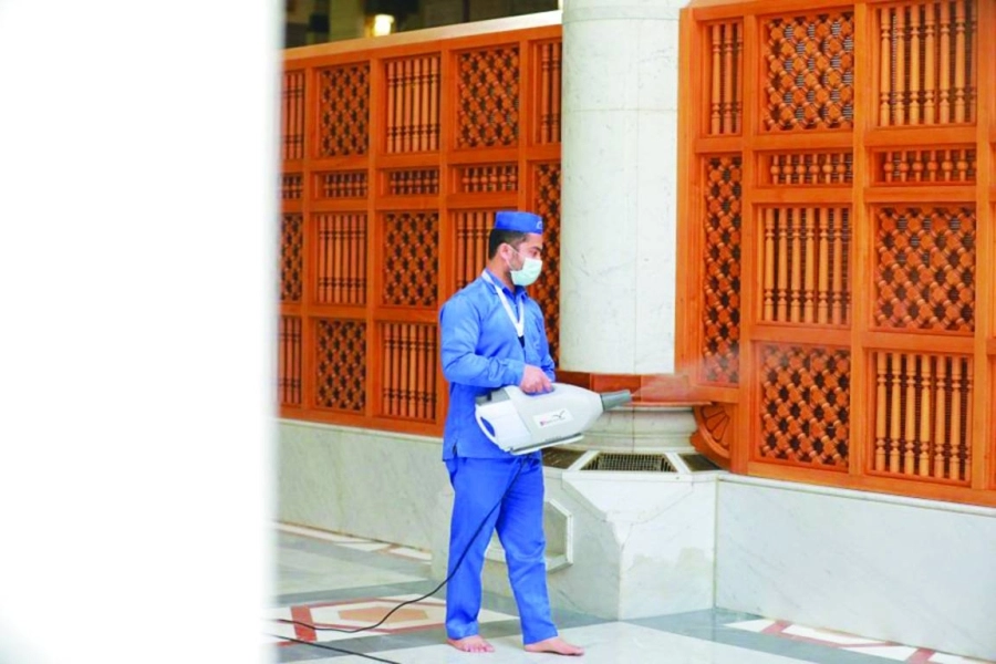 من أعمال تعقيم المسجد النبوي (مكة) 