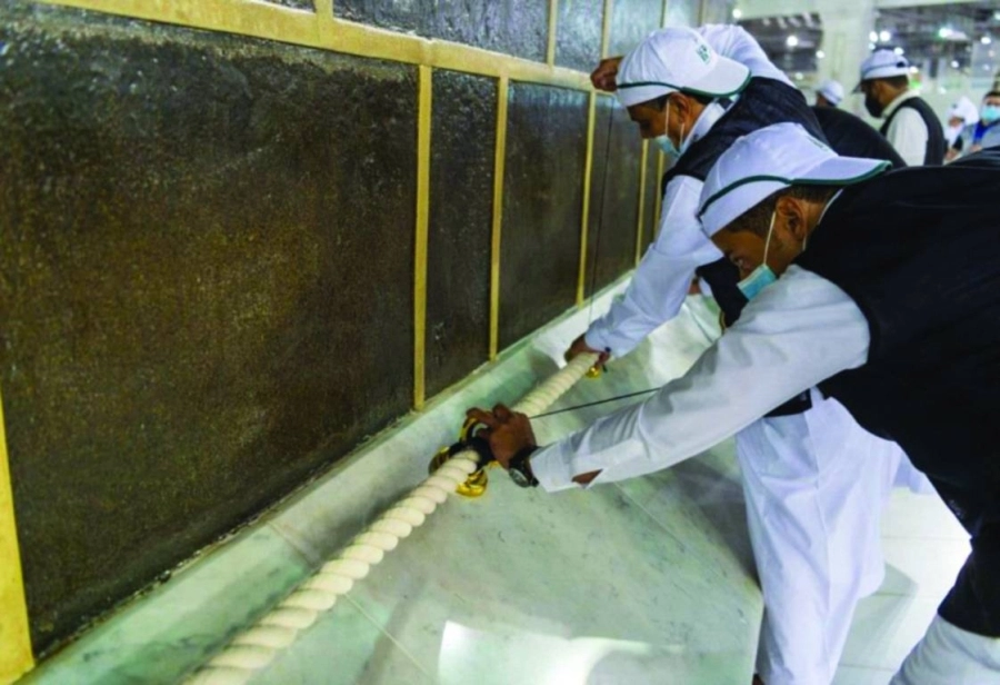 من خطوات إسدال ثوب الكعبة (مكة) 