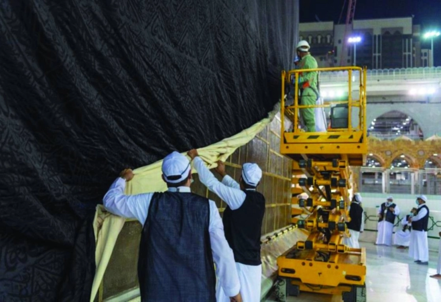 من خطوات إسدال ثوب الكعبة (مكة)