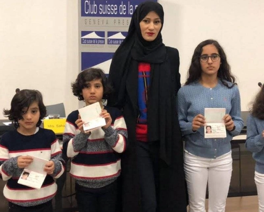 






زوجة طلال آل ثاني وأبناؤه                            (مكة)