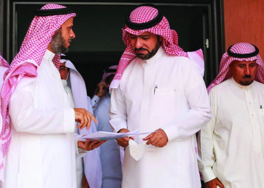 الحقيل خلال الجولة (وزارة الاسكان) 