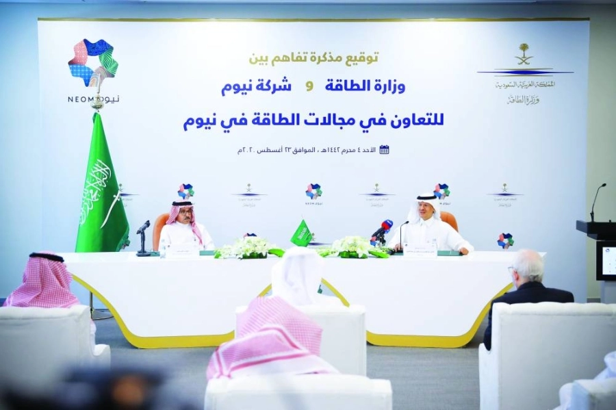 على هامش التوقيع (وزارة الطاقة)