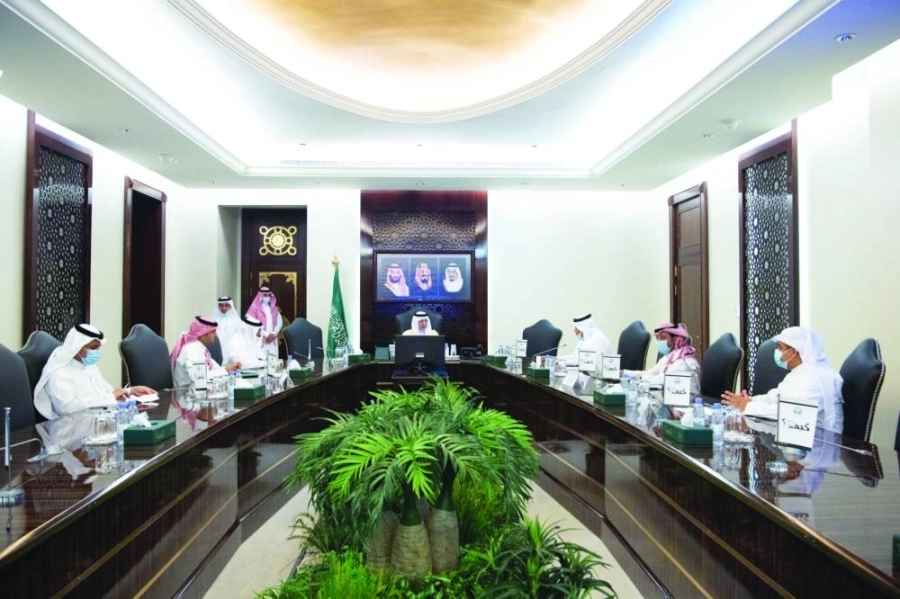 






خالد الفيصل مترئسا الاجتماع                                                  (مكة)