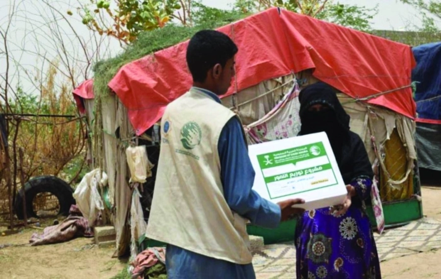 






أحد أفراد فريق مركز الملك سلمان يسلم سيدة يمنية كرتون تمور                                        (واس)