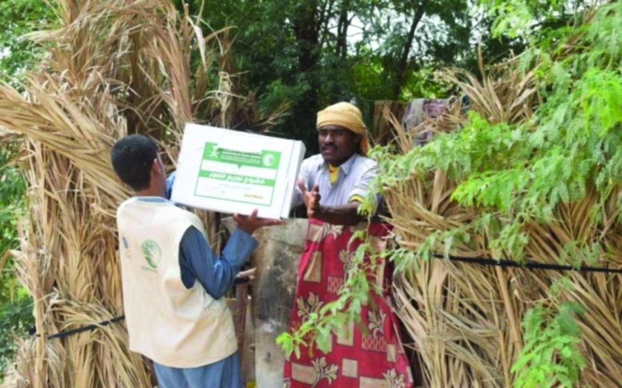 إيصال التمور للنازحين في مأرب (واس)