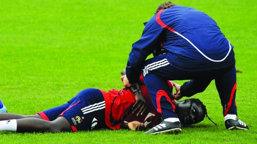 






حالة إغماء للاعب خلال تدريبات سوانزي الإنجليزي