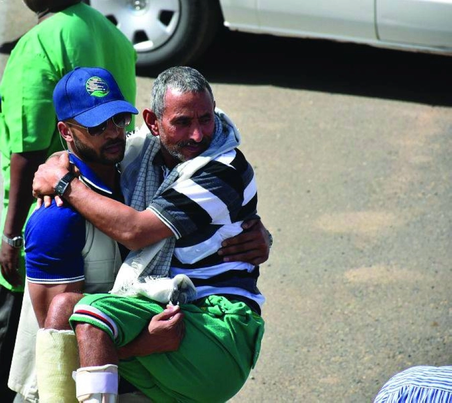 






أحد أفراد المركز يحمل مريضا