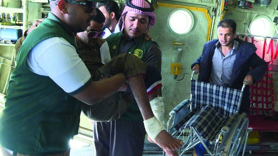 






الفريق يحمل مريضا مصابا إلى داخل المستشفى