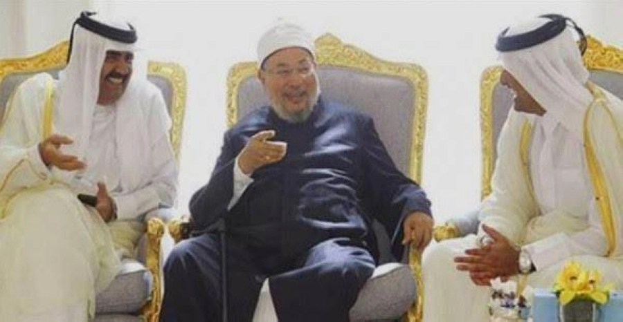 القرضاوي منظر الإخوان بين تميم بن حمد ووالده (مكة)