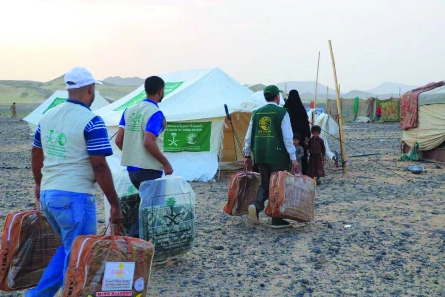 فريق مركز الملك سلمان للإغاثة يحمل المساعدات للنازحين بمأرب (واس)