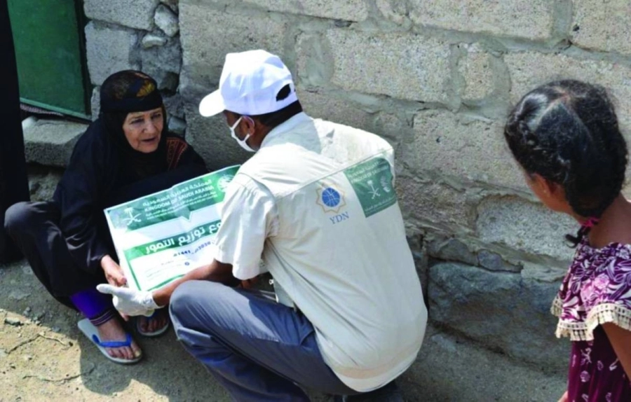 حوار بين أحد أفراد المركز ومسنة يمنية (واس)