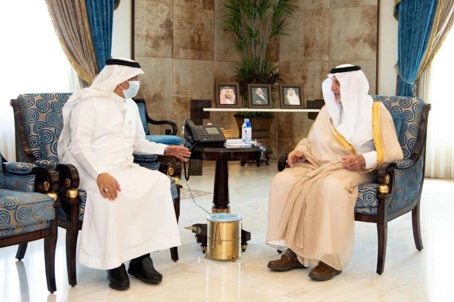 






خالد الفيصل لدى استقباله محمد بنتن