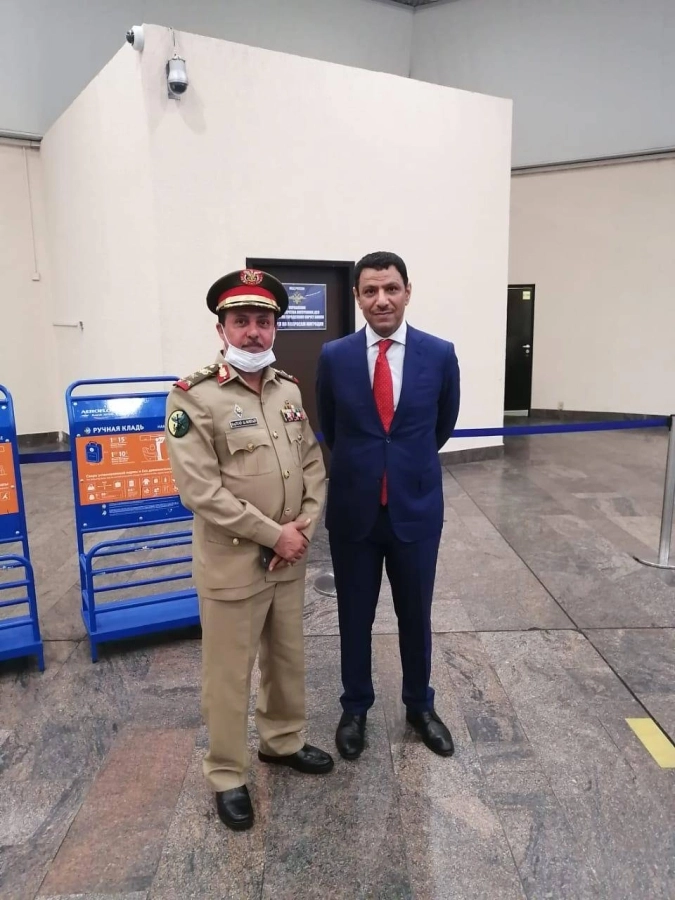 الملحق العسكري السعودي واليمني لدى روسيا أثناء وداع الطلبة الخريجين بالمطار