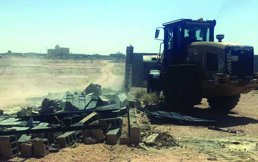 






معدات الأمانة تزيل التعديات               (مكة)