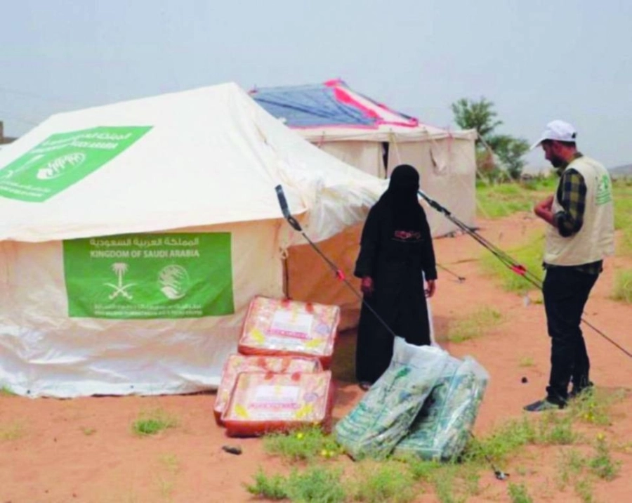 فريق المركز يجهز مقرا إيوائيا لإحدى الأسر اليمنية (واس)