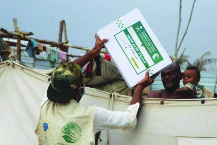 






يمني يتسلم كرتون تمور من خلف ستار                         (واس)