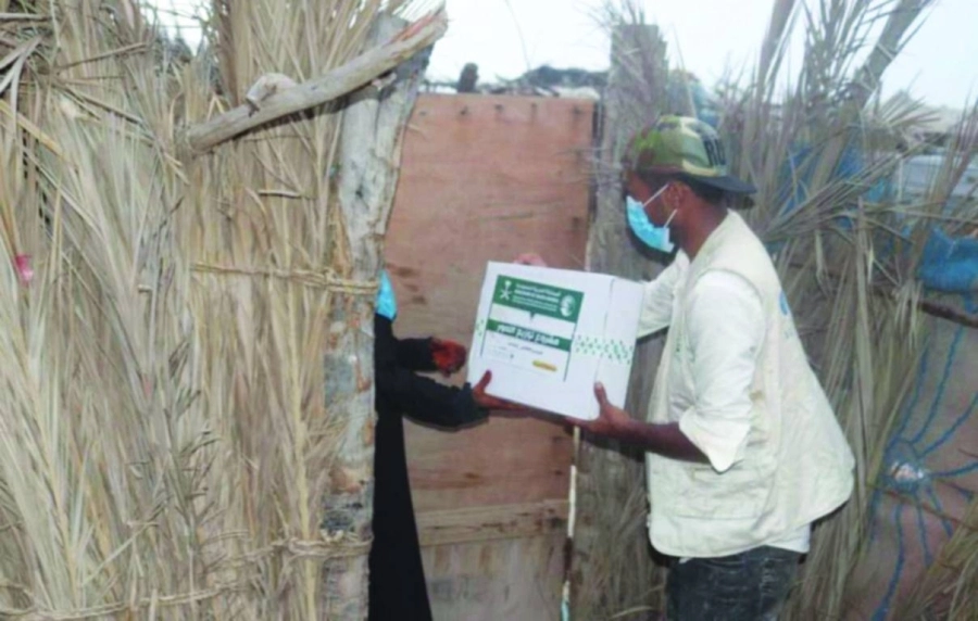 






أحد المتطوعين يسلم كرتون تمر لسيدة يمنية