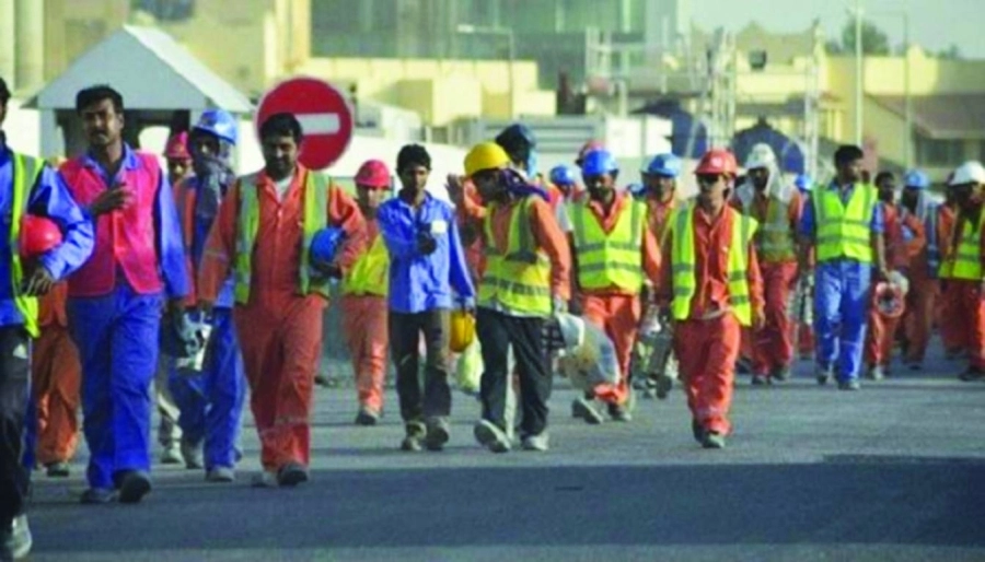 العمال يواجهون ظروفا صعبة في قطر (مكة)