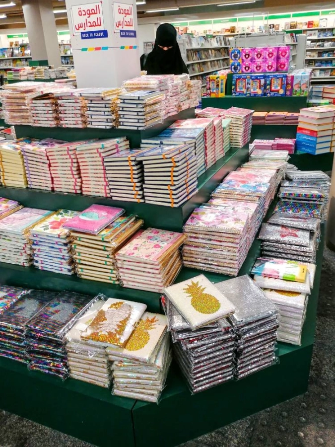 عدد من العائلات التي حرص للخروج شراء مستلزمات العودة للمدارس (أنس الحارثي) 