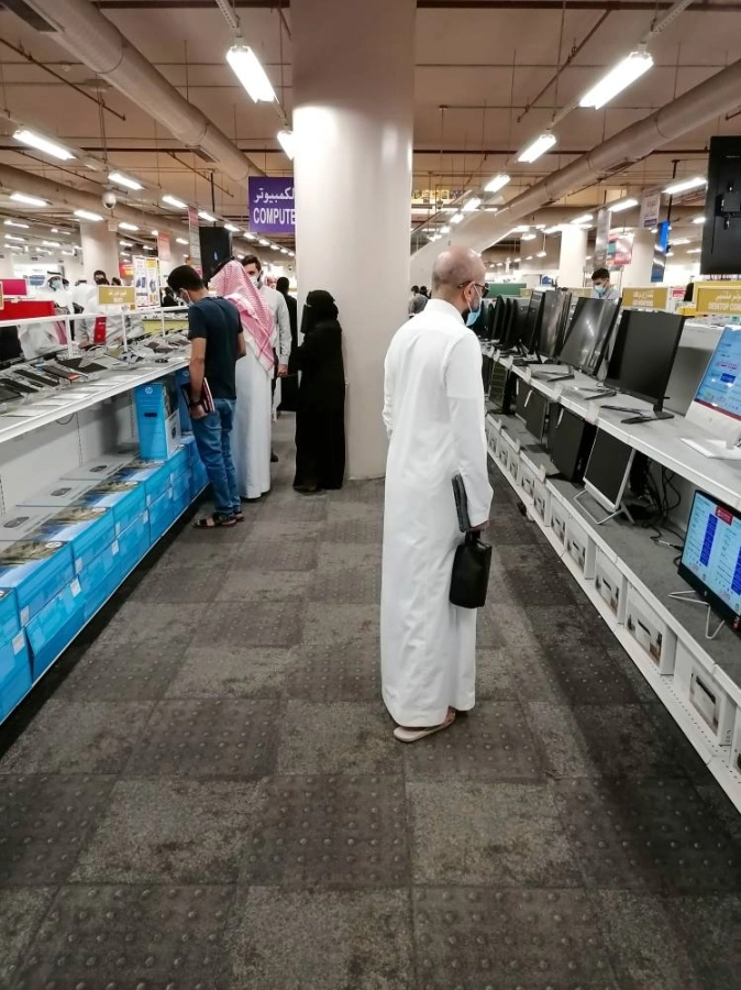 عدد من العائلات التي حرص للخروج شراء مستلزمات العودة للمدارس (أنس الحارثي) 