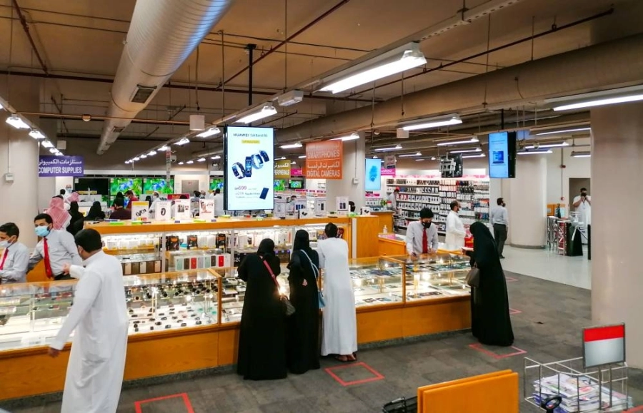 عدد من العائلات التي حرص للخروج شراء مستلزمات العودة للمدارس (أنس الحارثي) 