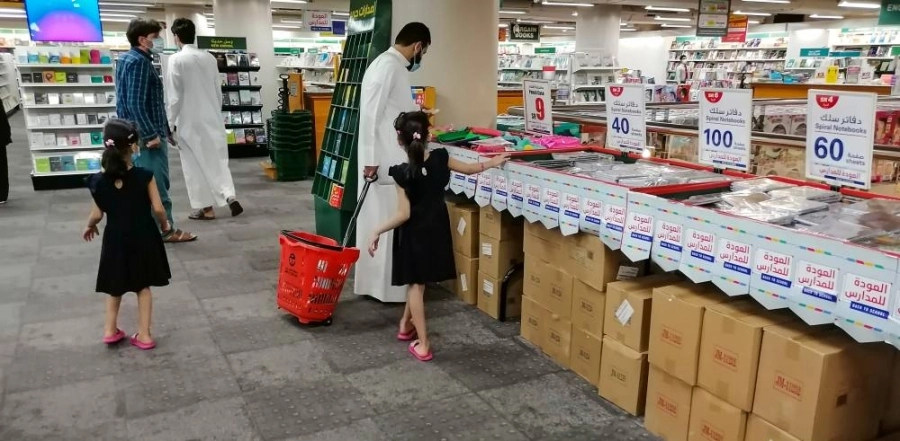 عدد من العائلات التي حرص للخروج شراء مستلزمات العودة للمدارس (أنس الحارثي) 