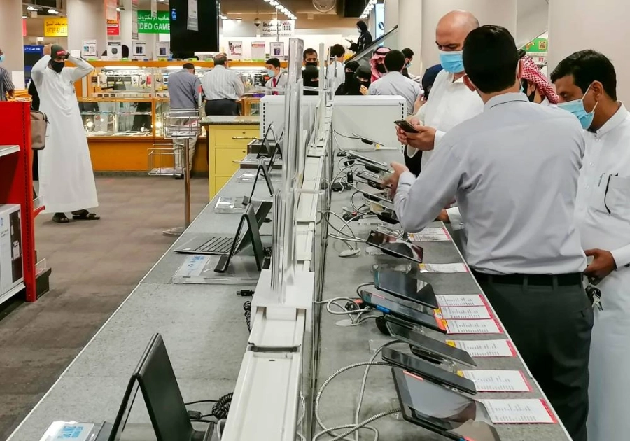 عدد من العائلات التي حرص للخروج شراء مستلزمات العودة للمدارس (أنس الحارثي) 