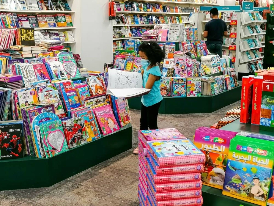  عدد من العائلات التي حرص للخروج شراء مستلزمات العودة للمدارس (أنس الحارثي) 