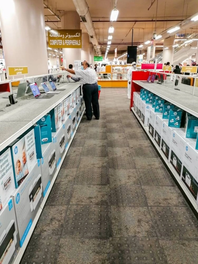 عدد من العائلات التي حرص للخروج شراء مستلزمات العودة للمدارس (أنس الحارثي) 