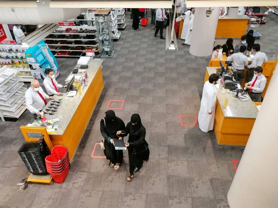 






عائلات تقتني مستلزمات مكتبية وأجهزة كمبيوتر في مكة أمس                                           (أنس الحارثي)