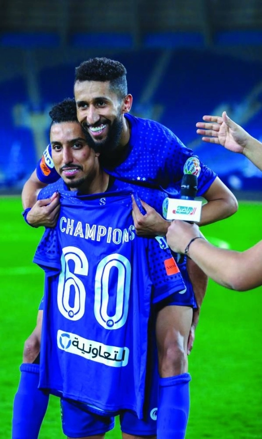 احتفال سلمان الفرج وسالم الدوسري بالبطولة رقم 60