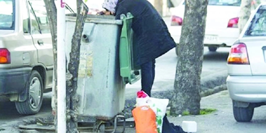إيرانية تفتش عن طعامها في صندوق قمامة (مكة)