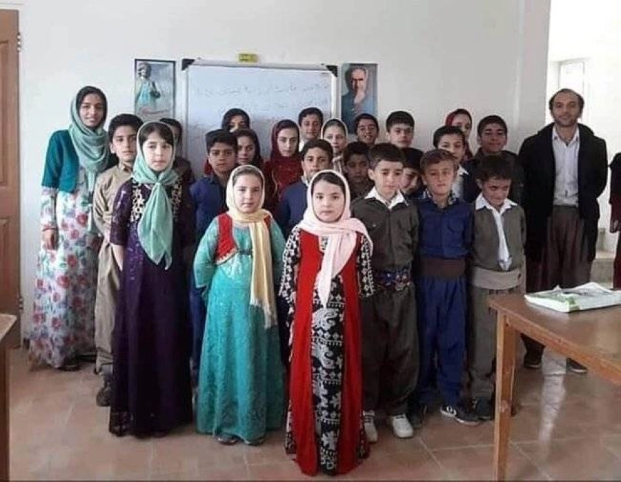 






زهرة محمدي محاطة بتلاميذها في كردستان الشرقية الإيرانية                                                                 (مكة)