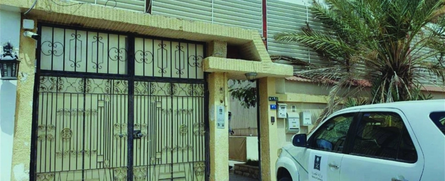 مركبة فرق التفتيش أمام الفيلا (التجارة)